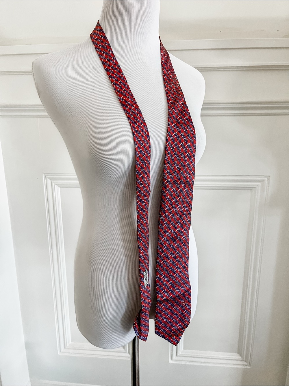 Vintage Gucci Red Chain-Pattern Silk Tie with Blue Accents